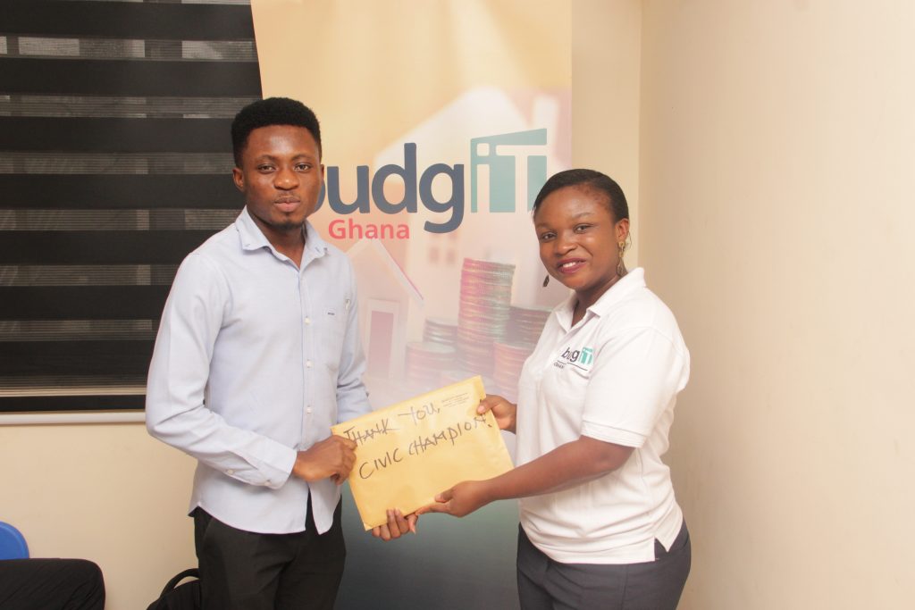 Evelyn Olukeye, M&E Officer - BudgIT Ghana Presenting Civic Champion Prize to Paul from Wisconsin University.