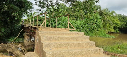 The concrete steps that leads to the death trap bridge